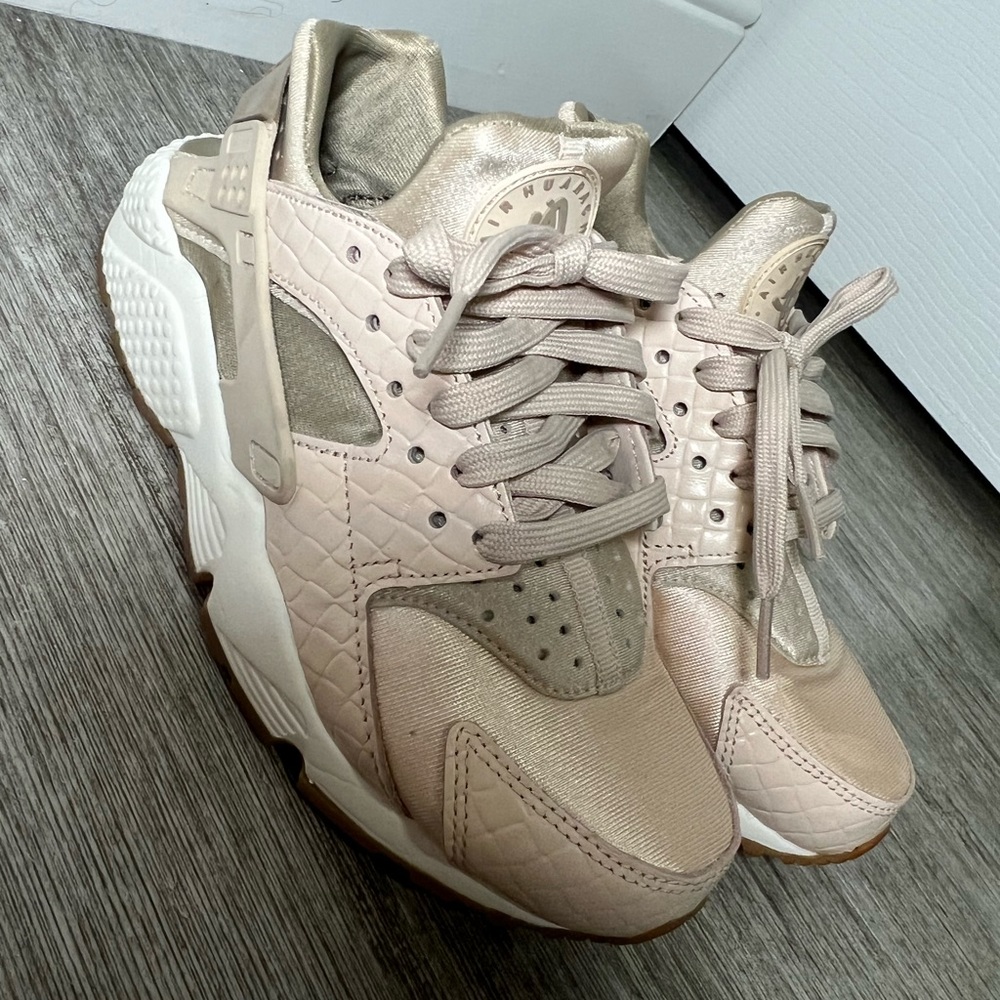 Nike huarache women’s sneakers gold/beige
